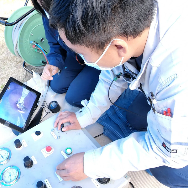 管内状況調査をするスタッフの写真