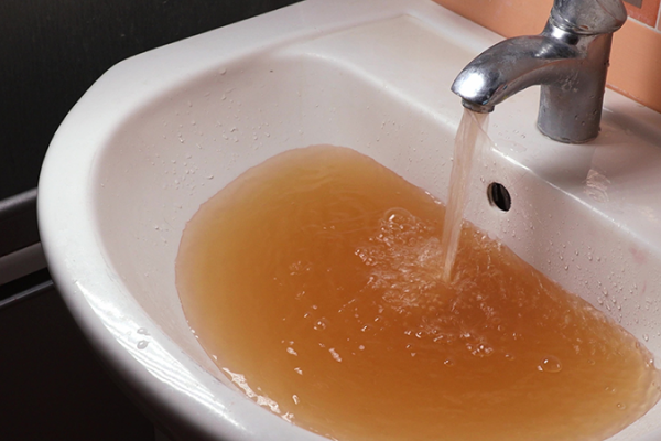 給排水管の老朽化に伴う錆、赤水の例１